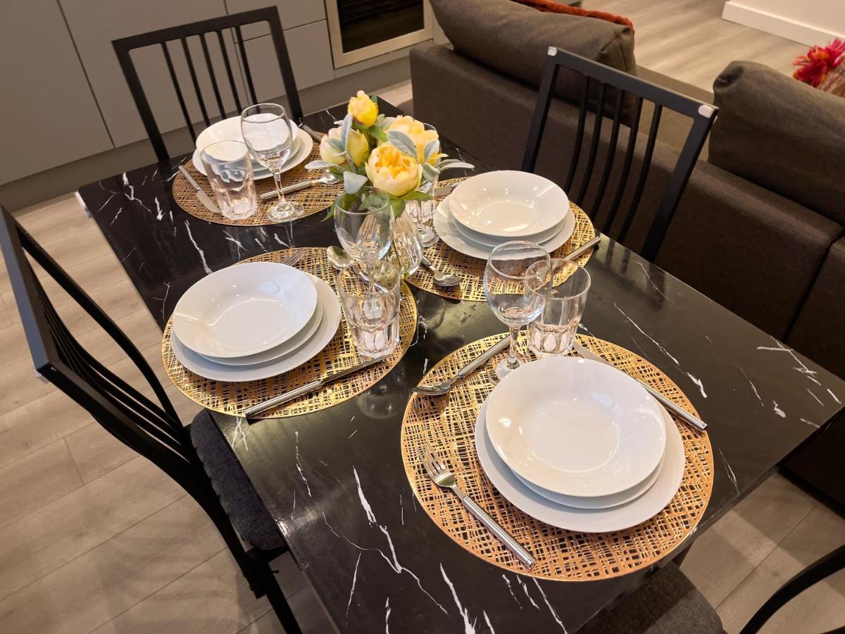 Lovely 2 Double Bedroom Flat With Free Parking - At The Atrium Mk Μίλτον Κέινς Εξωτερικό φωτογραφία