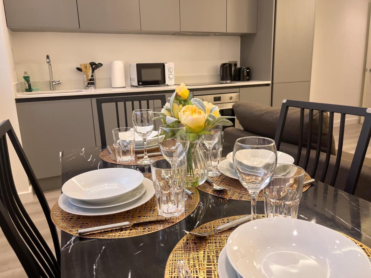 Lovely 2 Double Bedroom Flat With Free Parking - At The Atrium Mk Μίλτον Κέινς Εξωτερικό φωτογραφία