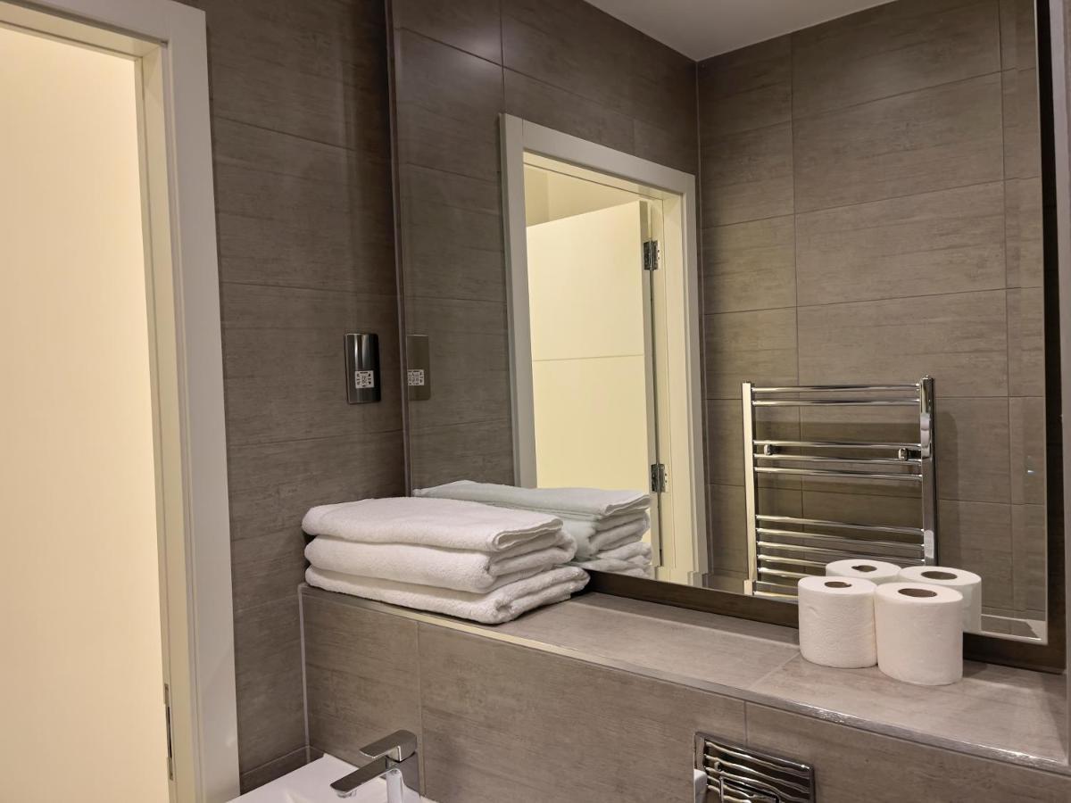 Lovely 2 Double Bedroom Flat With Free Parking - At The Atrium Mk Μίλτον Κέινς Εξωτερικό φωτογραφία