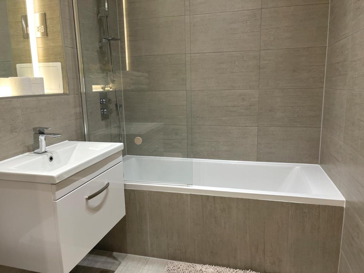 Lovely 2 Double Bedroom Flat With Free Parking - At The Atrium Mk Μίλτον Κέινς Εξωτερικό φωτογραφία