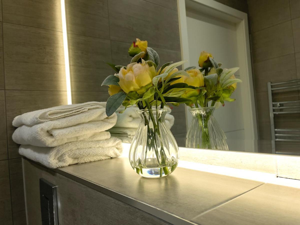 Lovely 2 Double Bedroom Flat With Free Parking - At The Atrium Mk Μίλτον Κέινς Εξωτερικό φωτογραφία