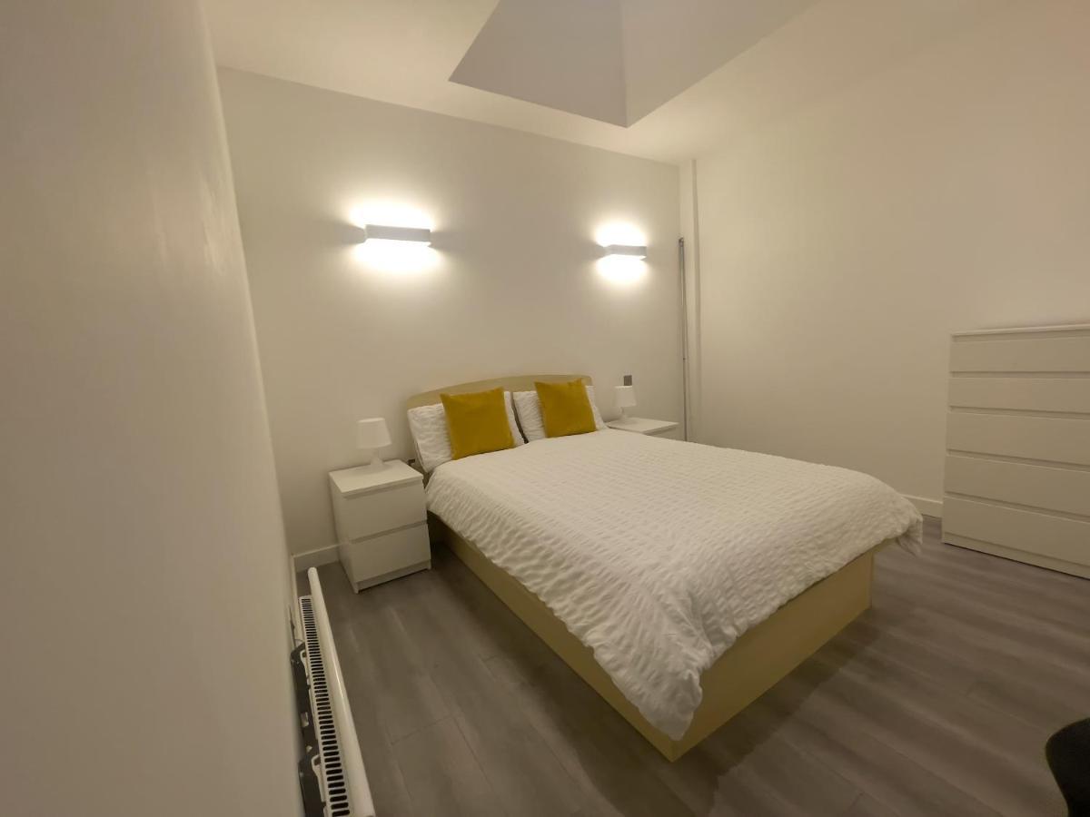 Lovely 2 Double Bedroom Flat With Free Parking - At The Atrium Mk Μίλτον Κέινς Εξωτερικό φωτογραφία