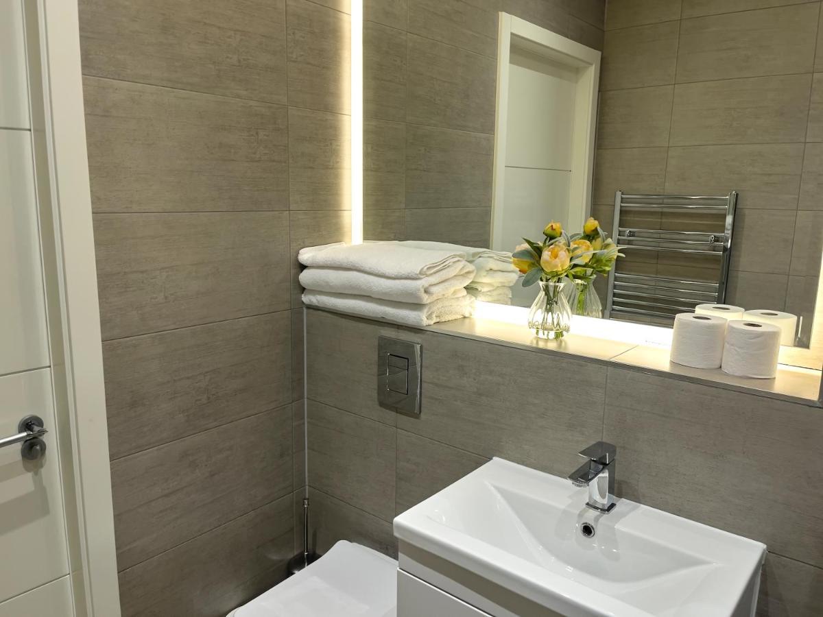 Lovely 2 Double Bedroom Flat With Free Parking - At The Atrium Mk Μίλτον Κέινς Εξωτερικό φωτογραφία