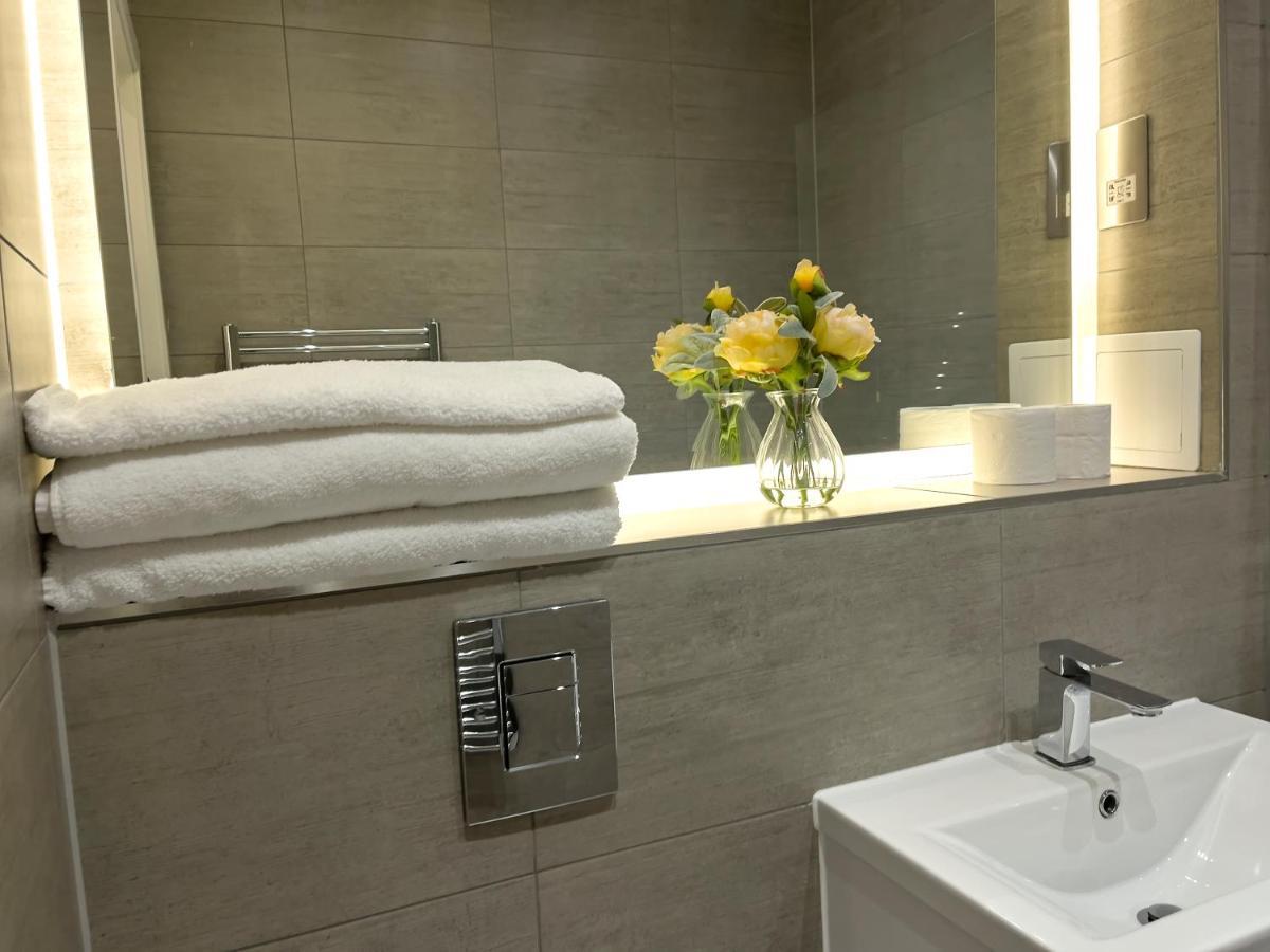 Lovely 2 Double Bedroom Flat With Free Parking - At The Atrium Mk Μίλτον Κέινς Εξωτερικό φωτογραφία